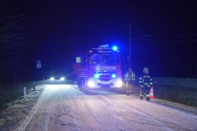 yH5BAEKAAEALAAAAAABAAEAAAICTAEAOw== Fahrzeugbergung auf der Landesstraße